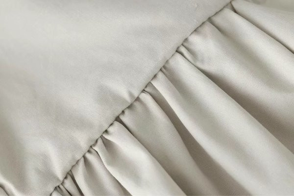 Κομψή σύντομη γυναικεία μπλούζα με μανσέτα