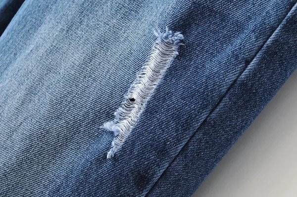 Μοντέρνα γυναικεία τζιν Τσάρλεστον με κεντήματα και υψηλή μέση