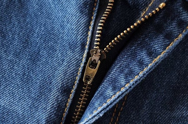 Μοντέρνα γυναικεία τζιν Τσάρλεστον με κεντήματα και υψηλή μέση