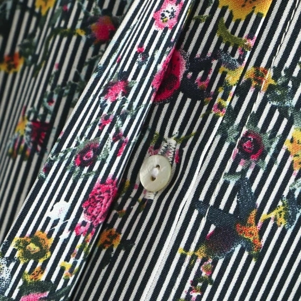 Μοντέρνο γυναικείο πουκάμισο με γκρίζο χρώμα και λουλούδια