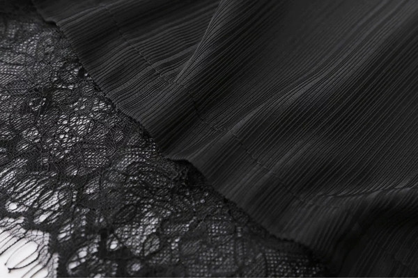 Αθλητική-κομψή γυναικέια μπλούζα με μαύρη δαντέλα