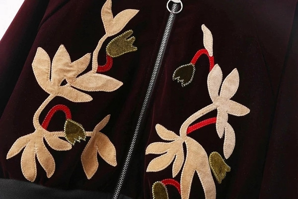 Όμορφο μπουφάν για το φθινοπώρο με κεντήματα