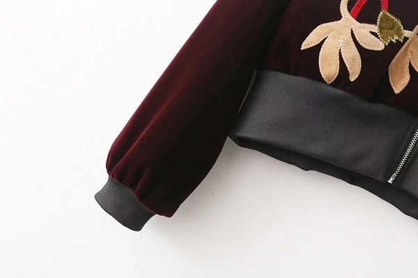 Όμορφο μπουφάν για το φθινοπώρο με κεντήματα