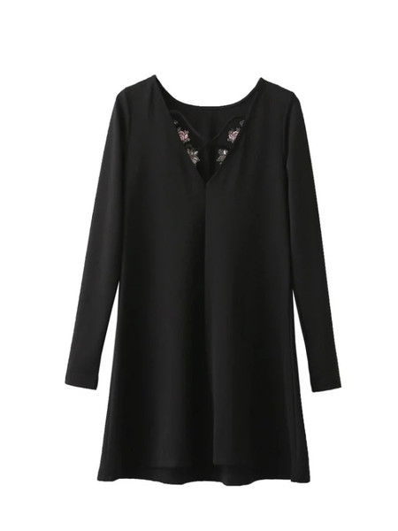 Καθημερινό γυναικείο φόρεμα για το φθινόπωρο σε μαύρο χρώμα με κέντημα