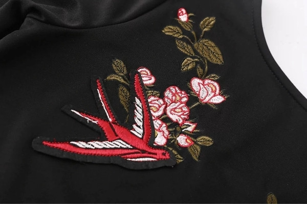 Καθημερινό γυναικείο φόρεμα για το φθινόπωρο σε μαύρο χρώμα με κέντημα