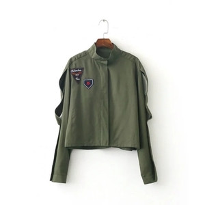 Ένα ενδιαφέρον γυναικείο πουκάμισο με σκούρο πράσινο χρώμα