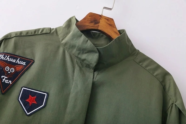 Ένα ενδιαφέρον γυναικείο πουκάμισο με σκούρο πράσινο χρώμα 