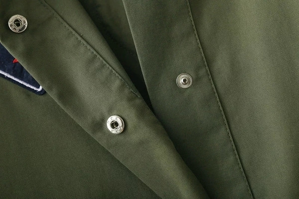 Ένα ενδιαφέρον γυναικείο πουκάμισο με σκούρο πράσινο χρώμα 