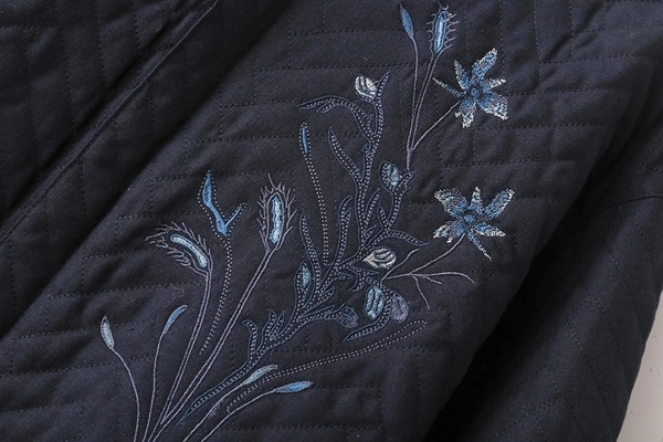 Αθλητικό γυναικείο μπουφάν σε σκούρο χρώμα με κεντήματα