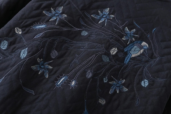 Αθλητικό γυναικείο μπουφάν σε σκούρο χρώμα με κεντήματα