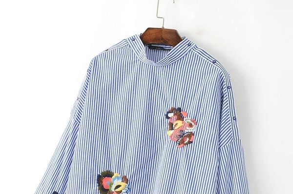 Κομψή γυναικεία μπλούζα με πανέμορφα κεντήματα