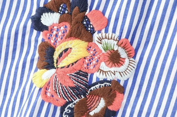 Κομψή γυναικεία μπλούζα με πανέμορφα κεντήματα