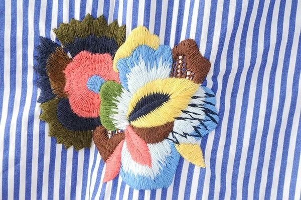 Κομψή γυναικεία μπλούζα με πανέμορφα κεντήματα