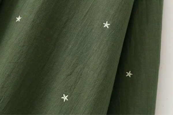 Ευρύ γυναικείο πουκάμισο σε δύο χρώματα με κεντήματα