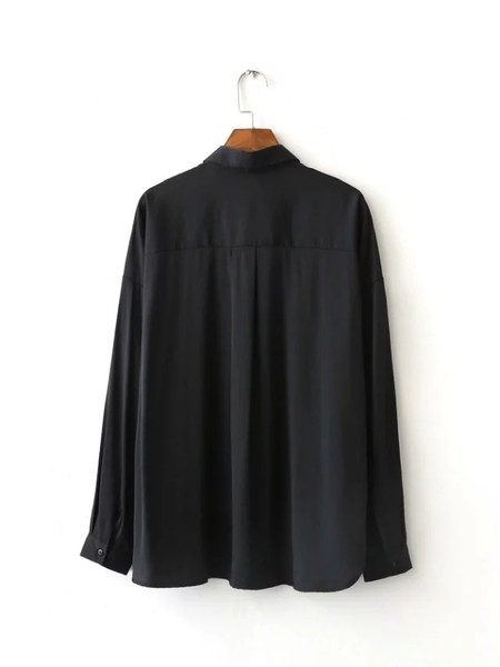 Σπορ-κομψό γυναικείο πουκάμισο σε μαύρο χρώμα με εκτυπώσεις