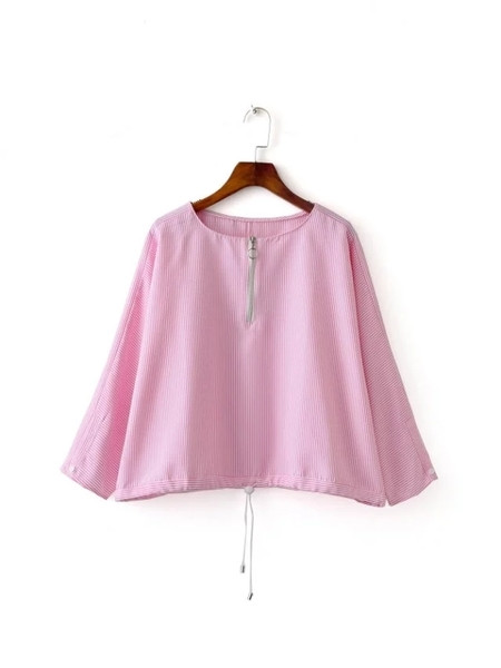 Σύντομη γυναικεία μπλούζα για το φθινοπώρο κατάλληλη για την καθημερινή ζωή