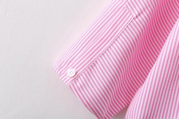 Σύντομη γυναικεία μπλούζα για το φθινοπώρο κατάλληλη για την καθημερινή ζωή