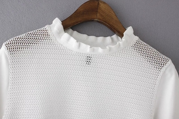 Κομψή κοντή γυναικεία μπλούζα με 4/5 μανίκια σε λευκό και μαύρο χρώμα