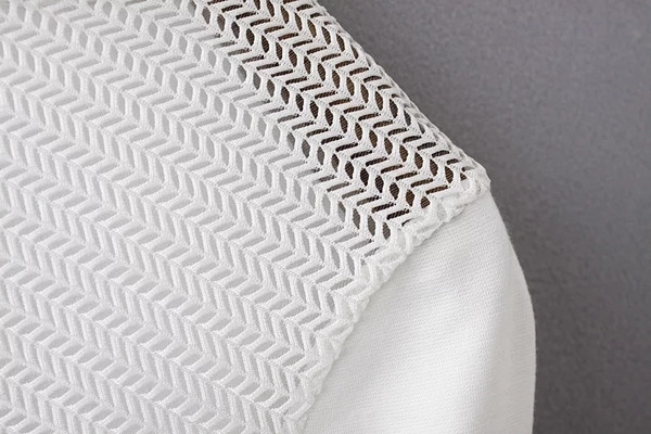 Κομψή κοντή γυναικεία μπλούζα με 4/5 μανίκια σε λευκό και μαύρο χρώμα