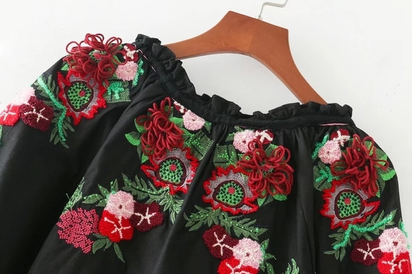 Μοντέρνα γυναικεία μπλούζα σε κεντημένο στυλ