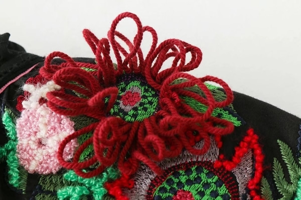 Μοντέρνα γυναικεία μπλούζα σε κεντημένο στυλ