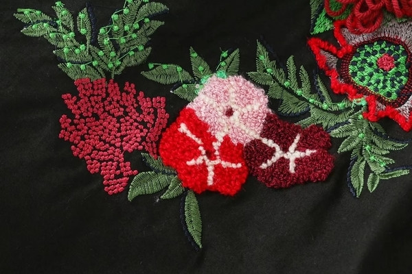 Μοντέρνα γυναικεία μπλούζα σε κεντημένο στυλ