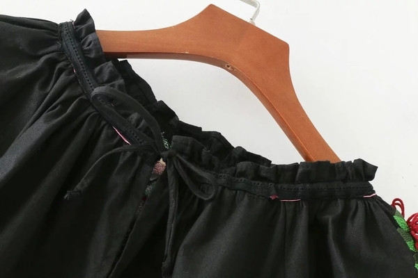 Μοντέρνα γυναικεία μπλούζα σε κεντημένο στυλ