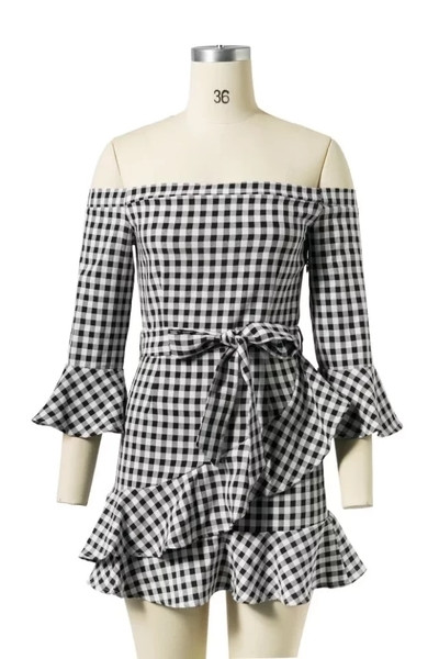 Σύγχρονο γυναικείο φόρεμα σε ένα ενδιαφέρον μοντέλο