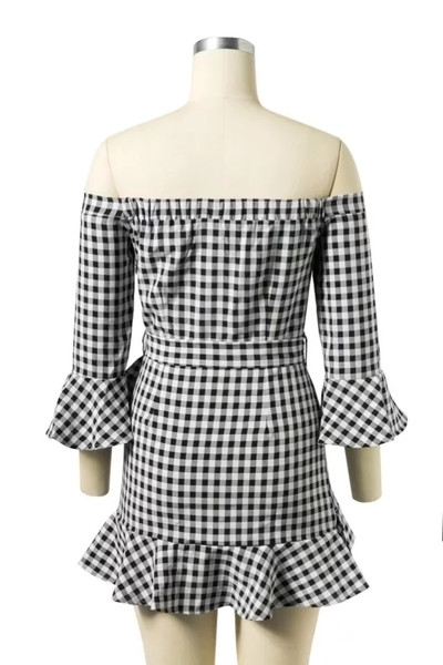 Σύγχρονο γυναικείο φόρεμα σε ένα ενδιαφέρον μοντέλο