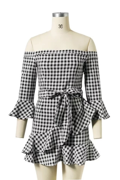 Σύγχρονο γυναικείο φόρεμα σε ένα ενδιαφέρον μοντέλο