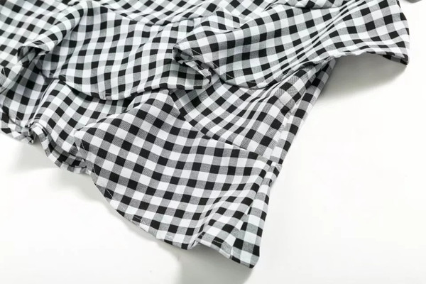 Σύγχρονο γυναικείο φόρεμα σε ένα ενδιαφέρον μοντέλο