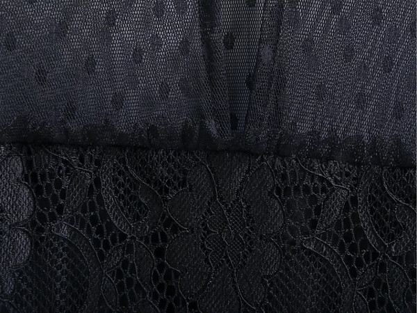 Κομψό γυναικείο φόρεμα σε μαύρο χρώμα με δαντέλα