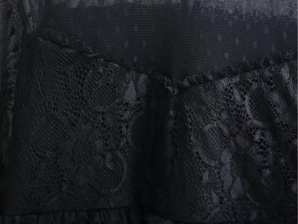 Κομψό γυναικείο φόρεμα σε μαύρο χρώμα με δαντέλα