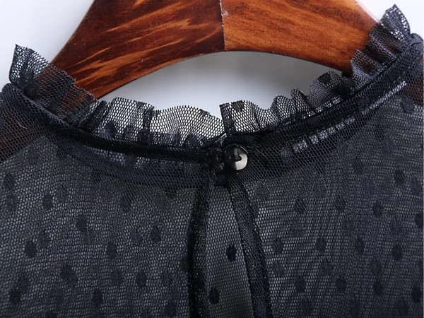 Κομψό γυναικείο φόρεμα σε μαύρο χρώμα με δαντέλα