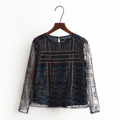 Κομψή γυναικεία μπλούζα με κεντήματα