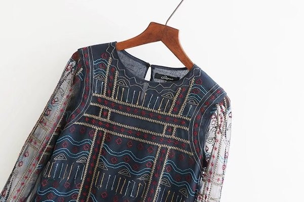 Κομψή γυναικεία μπλούζα με κεντήματα