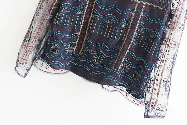 Κομψή γυναικεία μπλούζα με κεντήματα