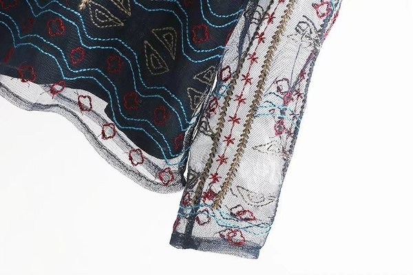 Κομψή γυναικεία μπλούζα με κεντήματα