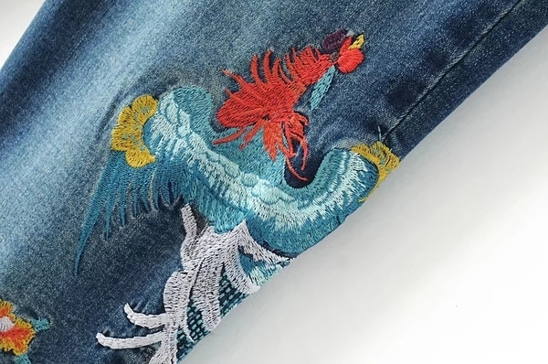 Άνετα γυναικεία τζιν με ψηλή μέση και με κεντήματα