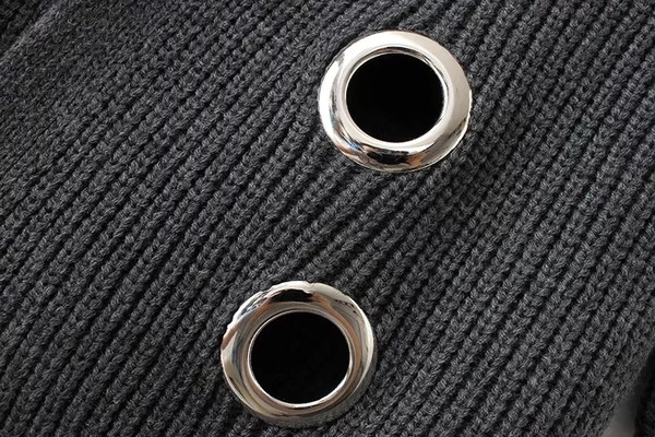 Κομψή μακρυά γυναικεία ζακέτα με μεταλλικά δαχτυλίδια