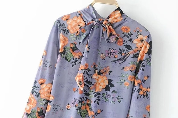 Καθημερινή γυναικεία μπλούζα με κολάρο και πολύχρωμη διακόσμηση