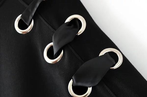 Γυναικεία μπλούζα για το φθινόπωρο και το χειμώνα σε μαύρο χρώμα με κορδόνια