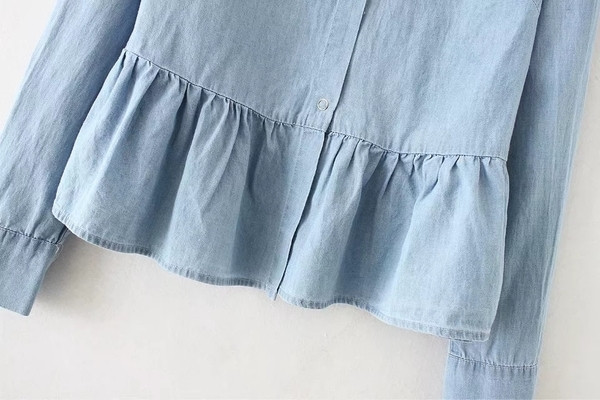 Καθημερινό γυναικείο πουκάμισο σε απλό σχεδιασμό