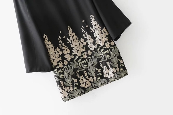 Φθινόπωρο-χειμωνιάτικο γυναικείο φόρεμα με κεντήματα