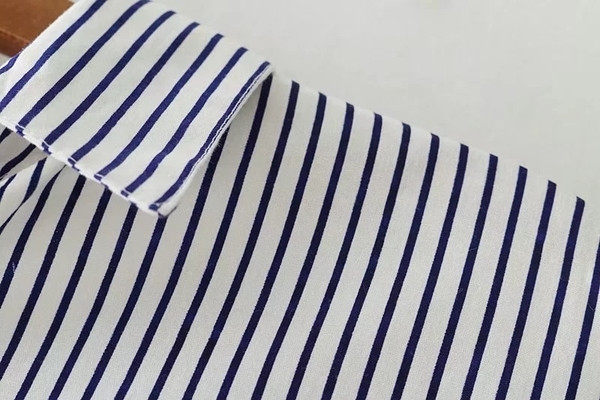 Τρέχουσα γυναικείο πουκάμισο σε μαύρο και άσπρο χρώμα με λουλούδια κεντήματα