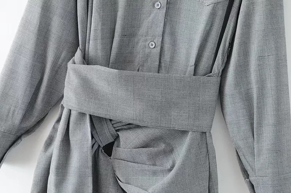 Κομψό μακρύ γυναικείο πουκάμισο με φαρδιά ζώνη