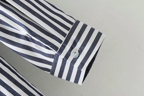 Κομψό φθινοπωρινό γυναικείο πουκάμισο με ασύμμετρο μήκος και όμορφο κέντημα