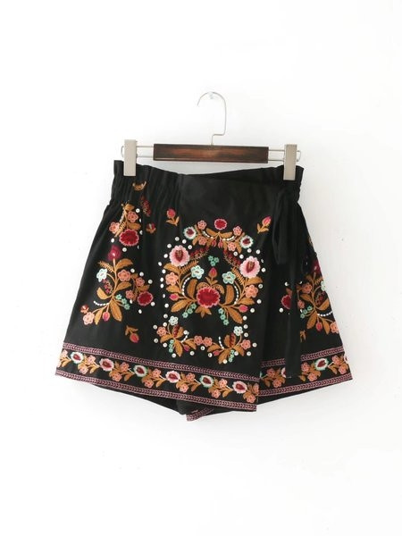 Κομψά σορτς σε δύο χρώματα με εθνοτική μοτίβα