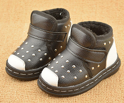 Γλυκίες  παιδικές μπότες για κορίτσια με μεταλλική διακόσμηση