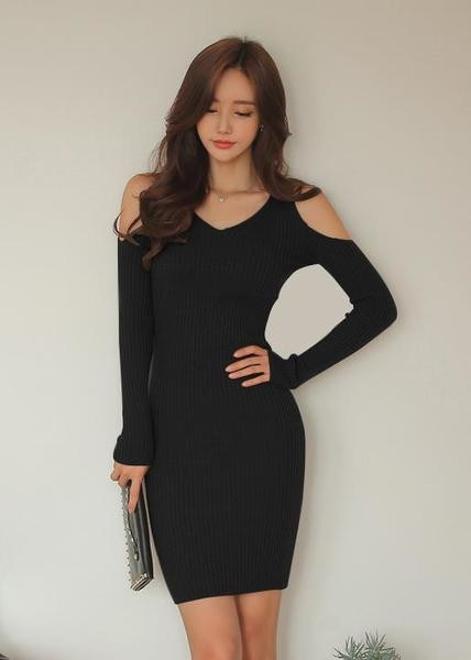 Κομψό γυναικείο φόρεμα με V-neckline και γυμνά ώμους